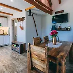 House בקתה Dograde